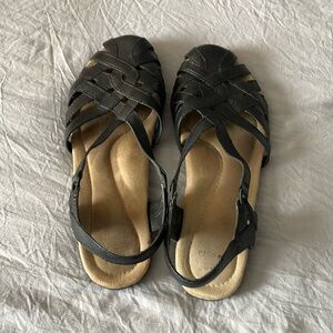 Earth shoe flat sandals